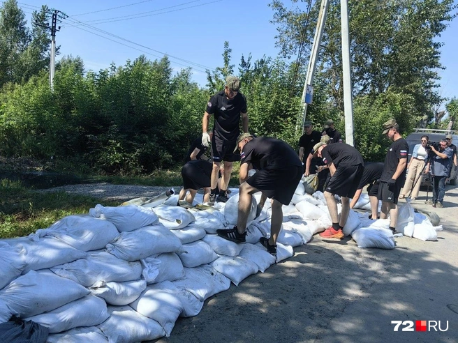 Мешки перекладывают курсанты  | Источник: Павел Красоткин / 72.RU 