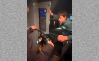На полном ходу: подростки выбросили из электрички D4 арендованные самокат и велосипед — видео