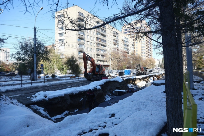 Спецтехника стоит на всех участках  | Источник: Александр Ощепков / NGS.RU