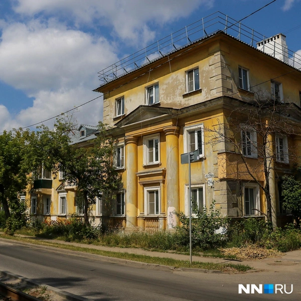 Иногда встречаются и такие необычные дома | Источник: Наталья Бурухина / NN.RU