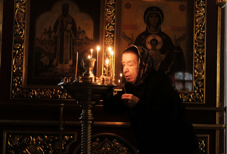 Иконы и кресты не целовать: в РПЦ рассказали о новых правилах нахождения в храмах