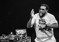 Обладатель «Грэмми» Fatman Scoop умер на сцене во время выступления. Что стало причиной?