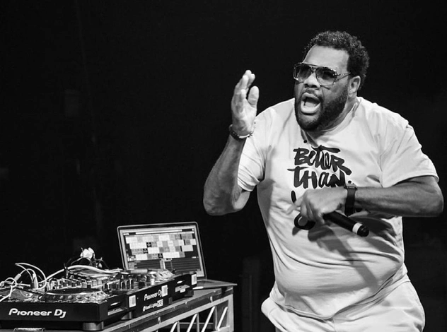 Обладатель «Грэмми» Fatman Scoop умер на сцене во время выступления. Что стало причиной?