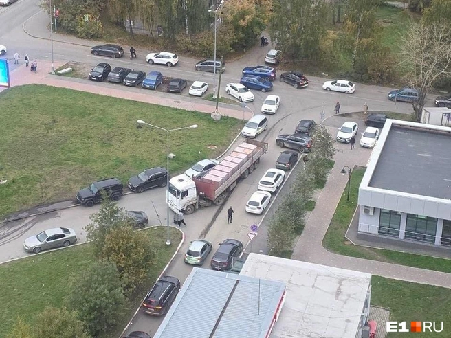 Фура действительно перегородила выезд из двора, но дает ли это право нарушать ПДД? | Источник: читатель E1.RU