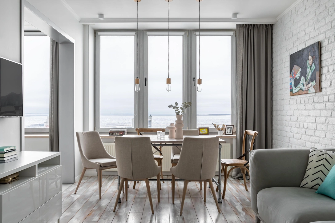 Столовая группа. Стулья, Pentik. Стол от Teak House со столешницей из массива тика, которую тонировали серым маслом, и тик приобрел розоватый оттенок. На столе керамика ручной работы. | Источник: Женя Муравьева