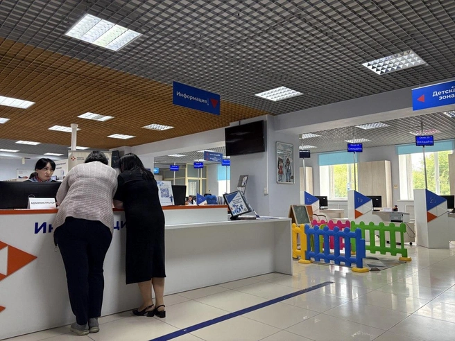 Стойка администраторов в тюменском центре занятости населения, где консультируют горожан по вопросам трудоустройства. | Источник: Мария Токмакова / 72.RU