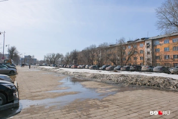 Сейчас на месте дома на Компросе, 89 пусто&nbsp;— его расселили еще с 2019 по 2021 годы | Источник: Василина Любимова / 59.RU