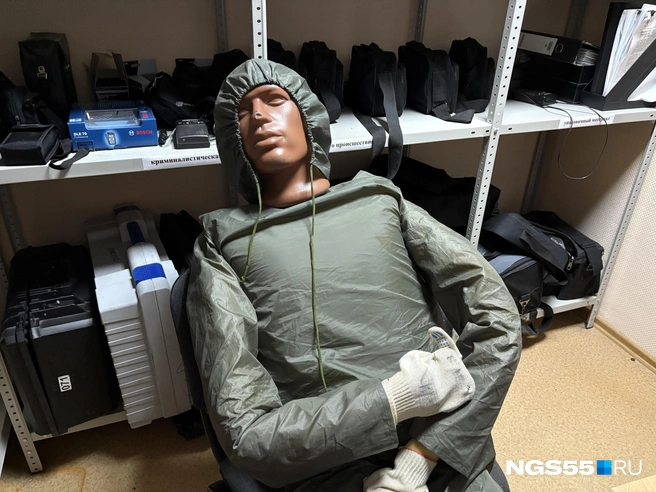 Манекен для реконструкции места преступления называют Гришей | Источник: Тамара Башаева / NGS55.RU