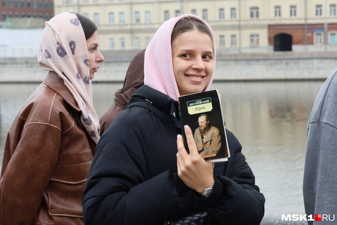 Православная молодежь в толпе читает классику литературы | Источник: Артем Устюжанин / MSK1.RU