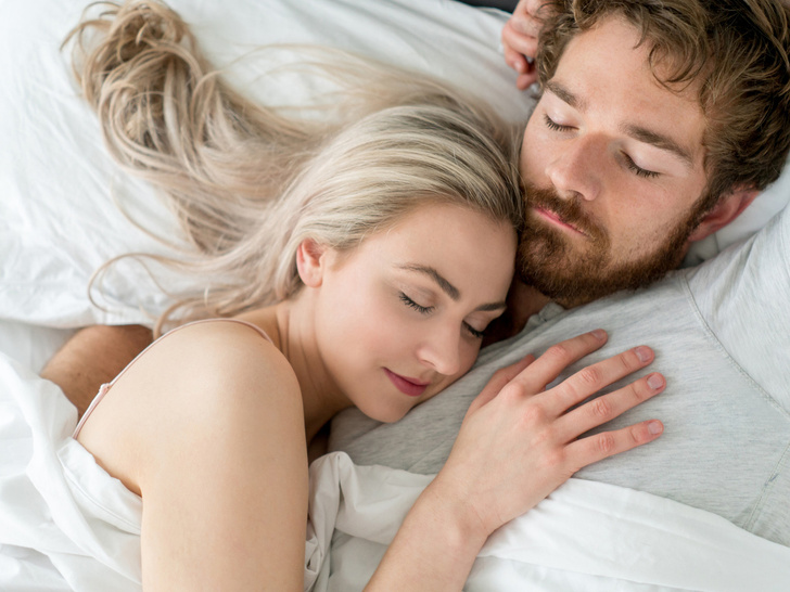 Порно девушка трахается со спящим парнем