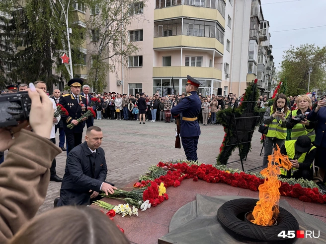 Губернатор Вадим Шумков принес цветов к Вечном огню | Источник: Юлия Король /45.RU