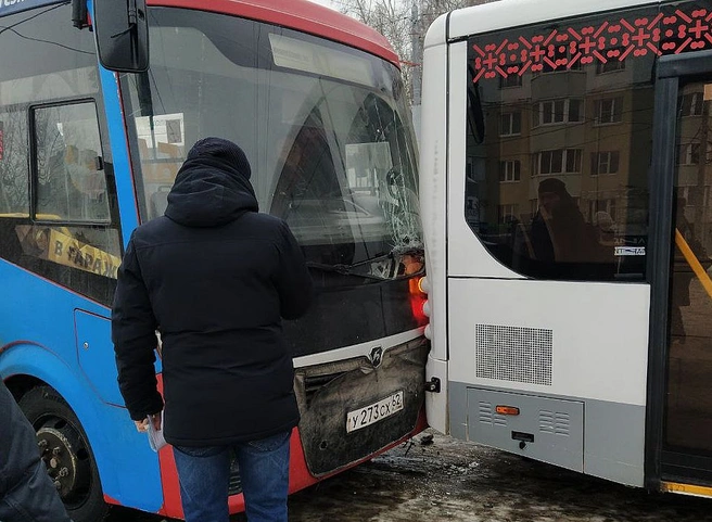 На Касимовском шоссе маршрутка въехала в автобус | ya62.ru