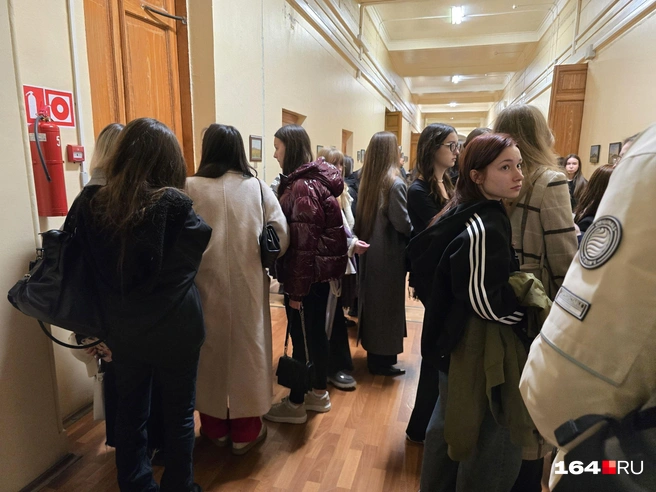 Однокурсники погибшей Алены Брякуновой | Источник: Семен Коротов-Майбах / 164.RU