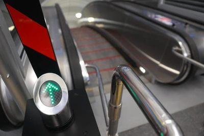 Школьник травмировал руку в эскалаторе