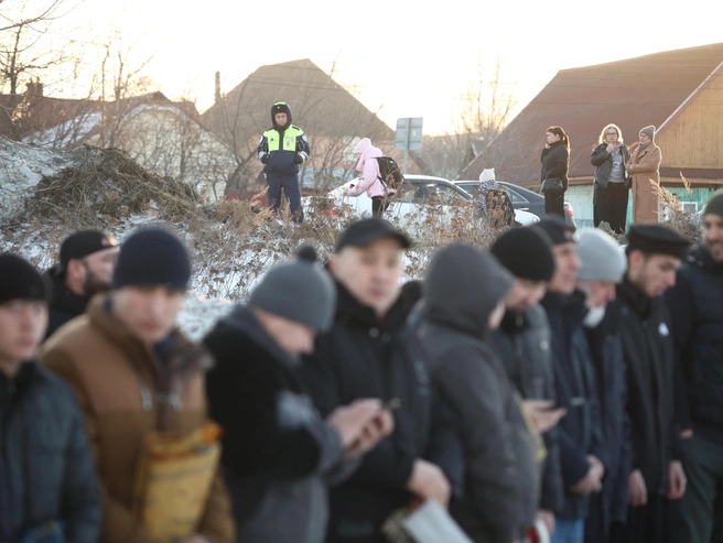 У входа в мечеть дежурили сотрудники полиции. | Источник: Владислав Лоншаков / E1.RU