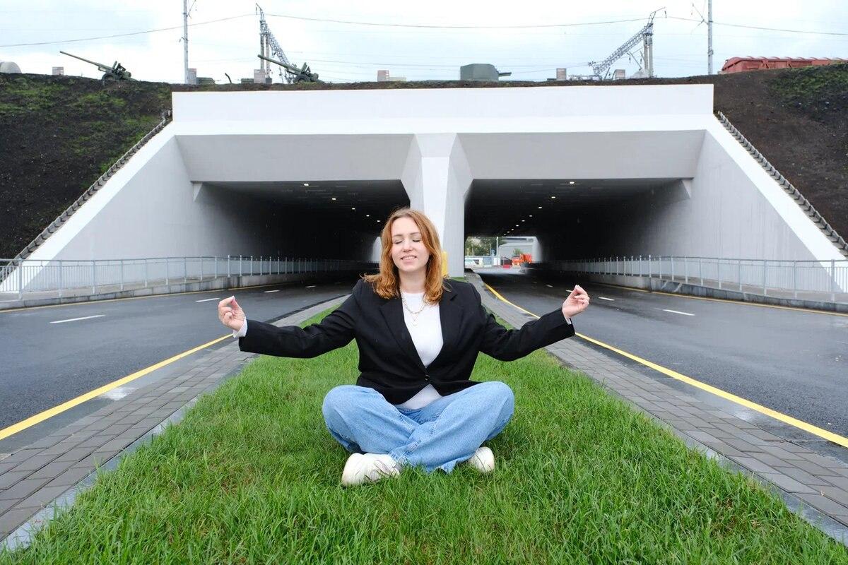 «Полюбила работу и ловлю дзен»: пресс-секретарь пермского Минтранса делает фото в позе лотоса на новых дорогах Перми