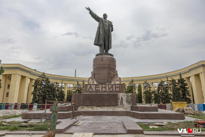 До самого памятника реставраторы, судя по всему, еще не добрались | Источник: Константин Завриков / V1.RU