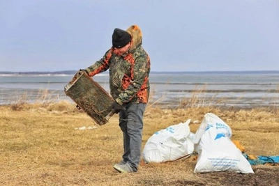 В Сахалине провели уборку на берегу лагуны Буссе