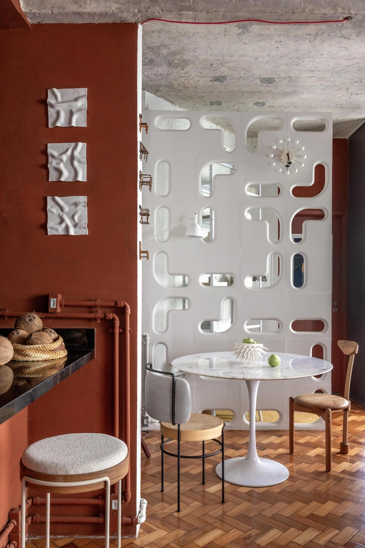 Деревянный стул Pipa chair, Estudio Simbiose. Стул с мягкой спинкой Iaiа chair, Ateliе Gustavo Bittencourt | Источник: Андре Назарет