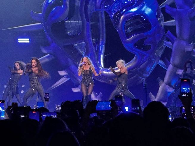 По словам зрителей, исполнительнице не удалось создать энергичную атмосферу | Источник: Дарья Костомина / E1.RU