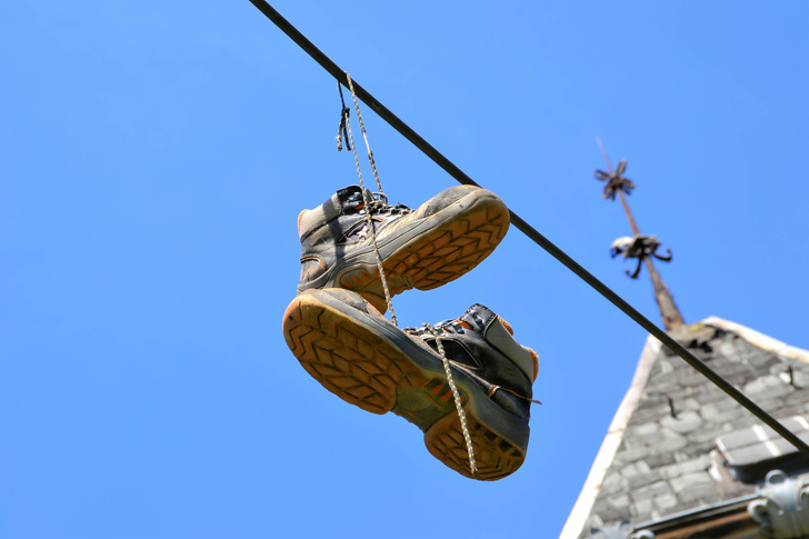 Обувь на ветер: зачем люди по всему миру вешают кроссовки на провода