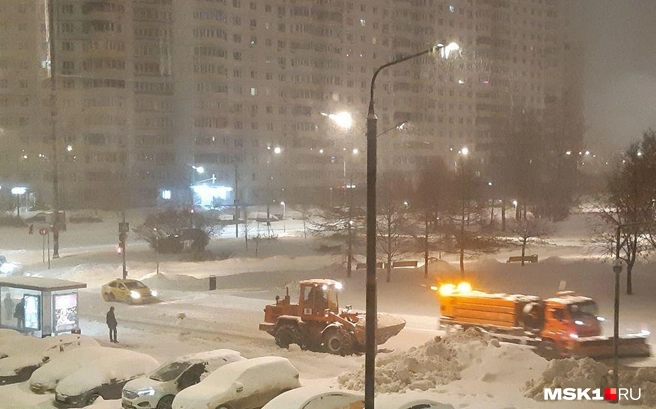 Тракторы убрали снег у остановки в Марьино, но пройти к ней не получится Когд | Источник: Елена Панченкова / читательница MSK1.RU