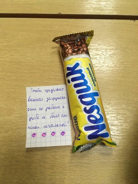 Приходишь на работу, а на столе такая радость | Источник: читатели V1.RU