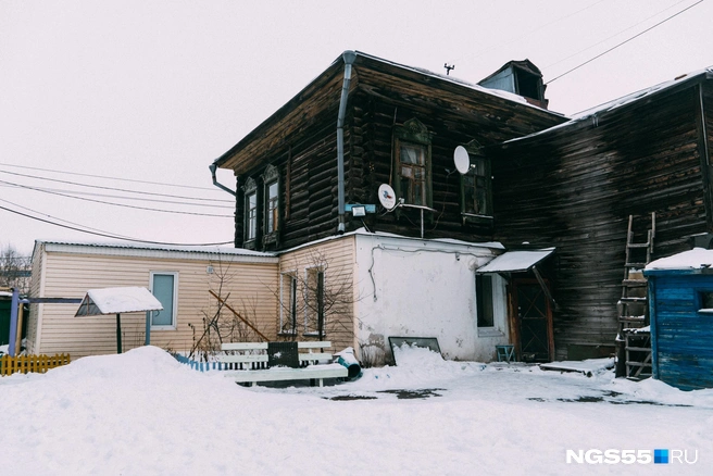 Так один из домов выглядел несколько лет назад | Источник: Елена Латыпова / NGS55.RU