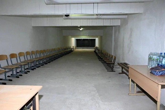 Помещения должны быть чистыми, сухими, оснащены системами вентиляции, санузлами, скамьями и запасами бутилированной воды. | Источник: sochi.ru