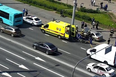Машина влетела в толпу на остановке в Петербурге