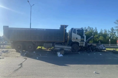 Грузовик вдавил легковушку в отбойник: двое пострадавших