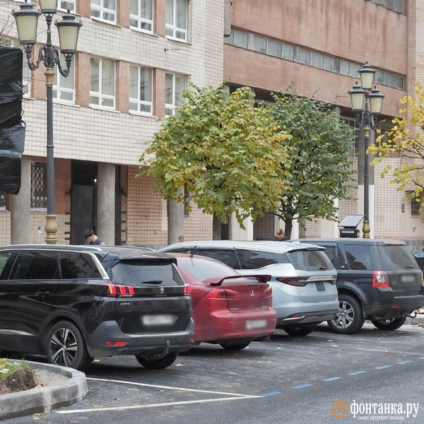 Улица закрытых номеров. «Фонтанка» фиксирует бунт силовиков и штатских против тарифов на парковку | Источник: Михаил Огнев / «Фонтанка.ру»