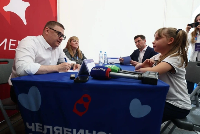 Юная София Смольникова, которая мечтает играть в КВН, заручилась поддержкой попасть в детскую команду веселых и находчивых | Источник: пресс-служба Правительства Челябинской области