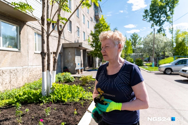 Жильцы сами украшают двор по мере своих сил | Источник: Мария Ленц / NGS24.RU