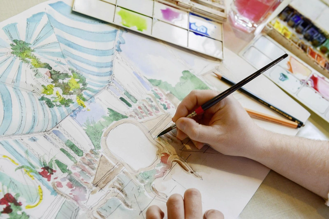 Процесс работы декоратора: все начинается с эскизов, которые Кирилл рисует по старинке, вручную, акварельными красками. | Источник: Слава Филиппов