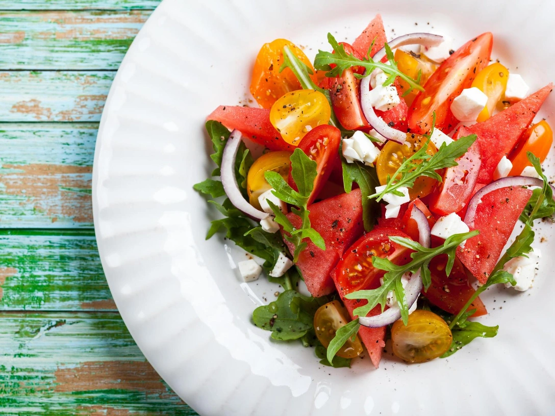 Салат «Арбузное настроение»: легкое освежающее блюдо, которое вы приготовите за 15 минут | marieclaire.ru