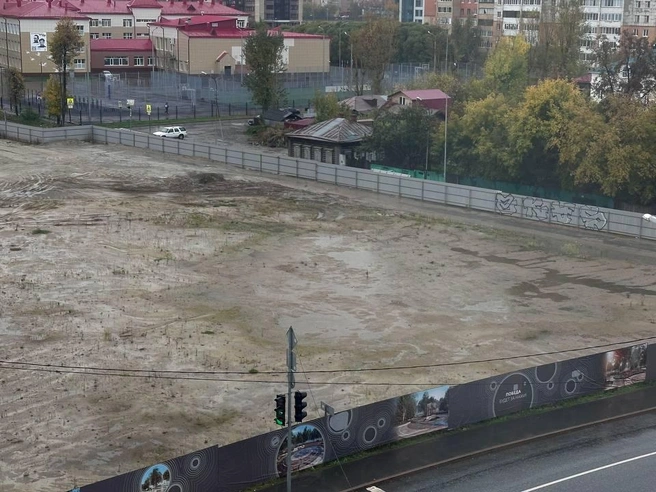 Пространство будущего парка больше года назад по периметру обнесли высоким глухим забором. Когда начнутся работы, пока неизвестно | Источник: Ирина Шарова / 72.RU