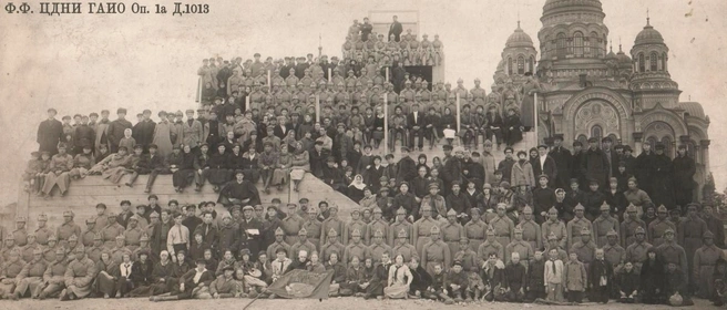 Площадь у сквера Кирова в 1920-е годы носила имя III Интернационала. В 1921-м здесь представляли постановку Николая Охлопкова | Источник: Государственный архив Иркутской области / vk.com