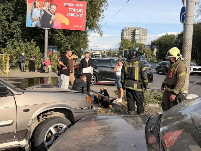 Водителю понадобилась помощь медиков | Источник: читатель 74.RU
