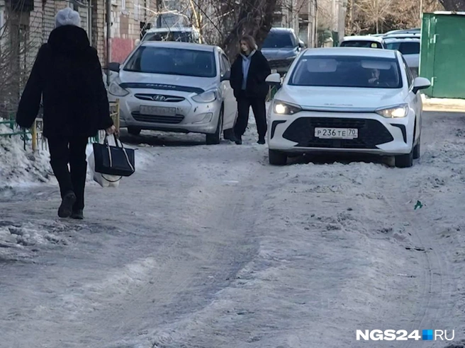 Машины буксуют во дворах | Источник: Никита Шайхутдинов / NGS24.RU