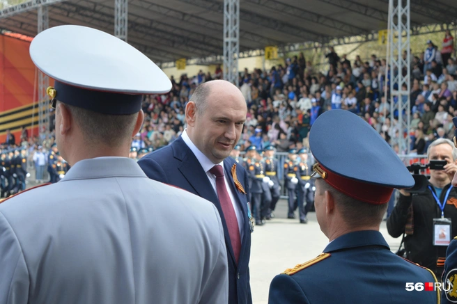 Евгений Солнцев пожимает руку военным | Источник: Анастасия Баринова / 56.RU