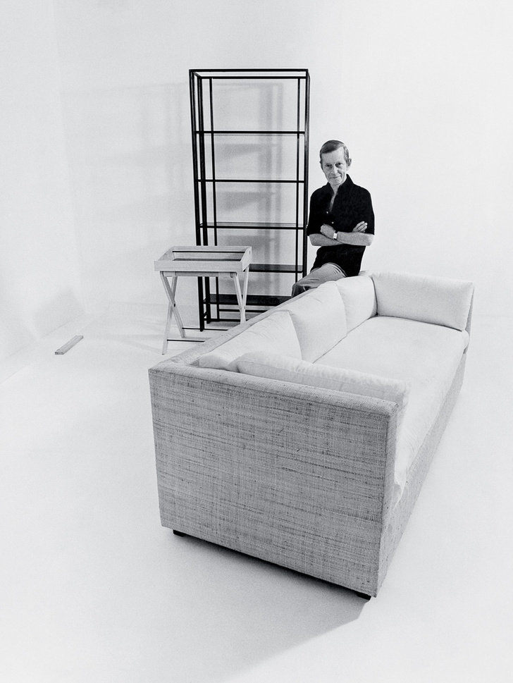 Декоратор Билли Болдуин представляет мебель, изготовленную по его эскизам, 1976 год.