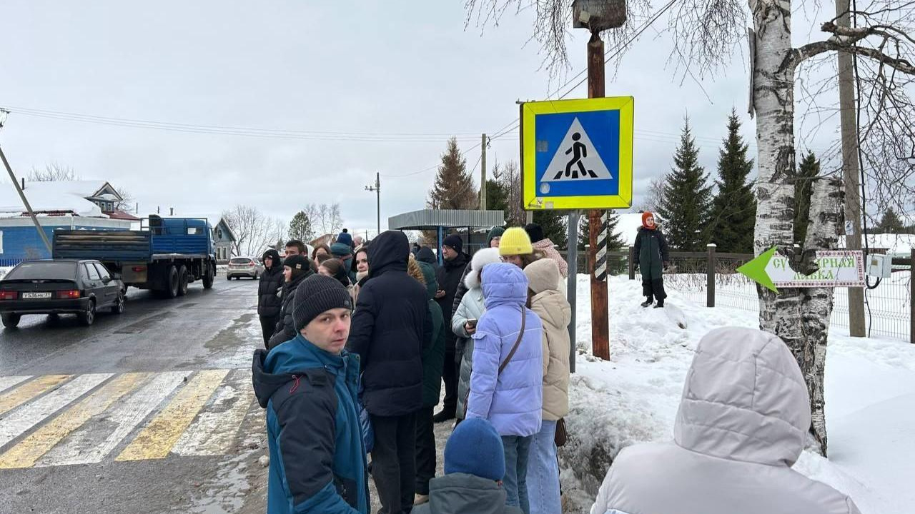 «Такси стоит несколько тысяч, толпа ждет автобус»: показываем, как люди выбираются из «Малых Корел» 