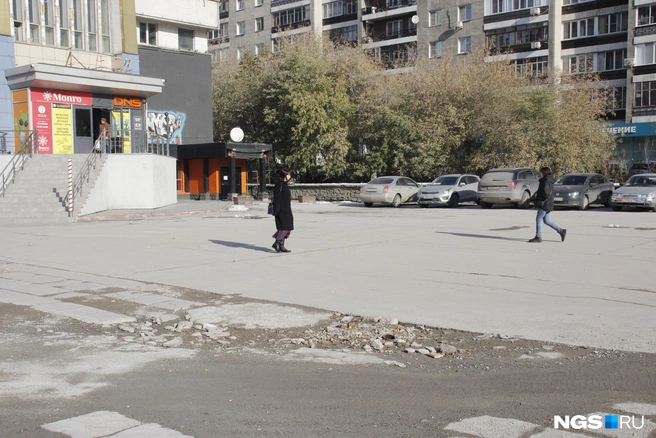 Сейчас бывшая парковка отдана пешеходам, хотя ее состояние оставляет желать лучшего | Источник: Стас Соколов / NGS.RU