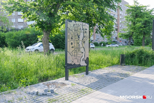 Что думаете по поводу состояния тротуарной плитки у арт-объекта? | Источник: Даниил Пономаренко