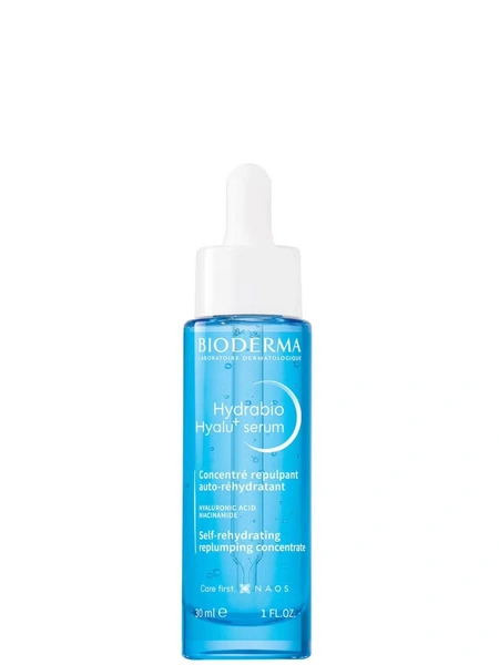 Увлажняющая сыворотка Hydrabio Hualy+ BiodermaЛегкая сыворотка не только глубоко увлажняет, но и уплотняет кожу, укрепляет ее барьерные функции и придает сияние. В составе средства высокомолекулярная и низкомолекулярная гиалуроновая кислота, которая создает на коже пленку, препятствующую потере влаги, а также карнозин, ответственный за антиоксидантный эффект.