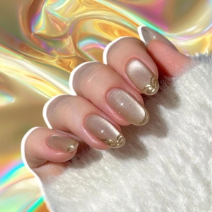 Золотой «кошачий глаз» + френч: как сделать блестящий маникюр на зиму 2026