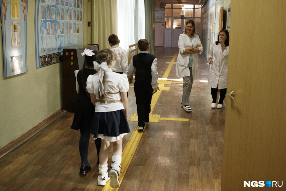 Школьники ходят по специальным тактильным дорожкам, которые задают направление  | Источник: Андрей Бортко / NGS.RU