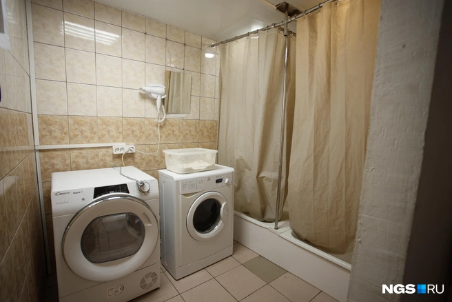 На базе «Маяка» есть прачечная и душевая для бездомных людей, а теперь и место, где они смогут снова почувствовать себя дома | Источник: Андрей Бортко / NGS.RU