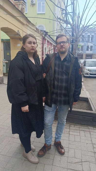 На фото Ольга и Вячеслав Деменковы сразу после заседания суда | Источник: Ольга Деменкова 